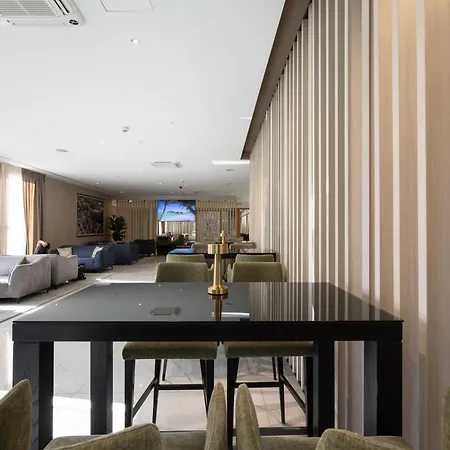 Palace 4*